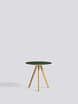 Copenhague CPH20 Soffbord, Ø50 cm från Hay - Lackerad eg / Grön linoleum - Jacobsen Plus