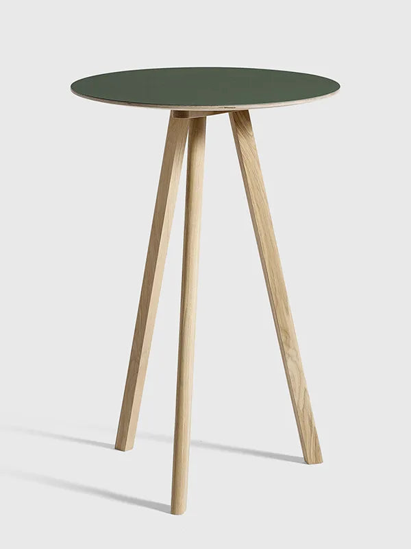 Copenhague CPH20 Bord, Ø70 cm från Hay - Lackerad eg / Grön linoleum - Jacobsen Plus