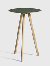 Copenhague CPH20 Bord, Ø70 cm från Hay - Lackerad eg / Grön linoleum - Jacobsen Plus