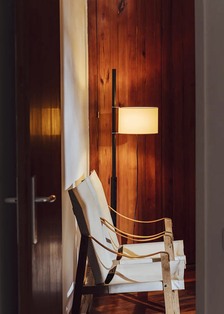 TMM Golvlampa, svart ek från Santa and Cole - Beige - Jacobsen Plus