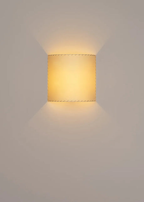 Comodín Cuadrado Vägglampa från Santa and Cole - Stitched beige parchment - Jacobsen Plus