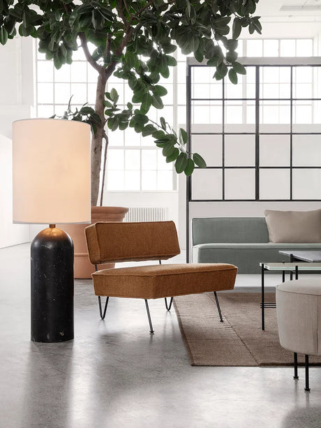 Gravity High XL Golvlampa, vit skärm från GUBI - Svart marmor - Jacobsen Plus