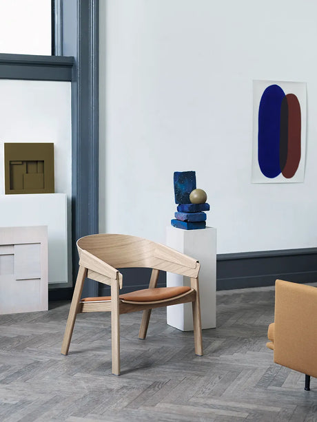 Cover Lounge-fåtölj, ek med konjaksfärgat läder från Muuto - 2 - Jacobsen Plus