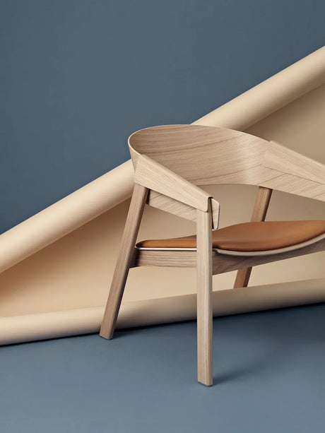 Cover Lounge-fåtölj, ek med konjaksfärgat läder från Muuto - 3 - Jacobsen Plus