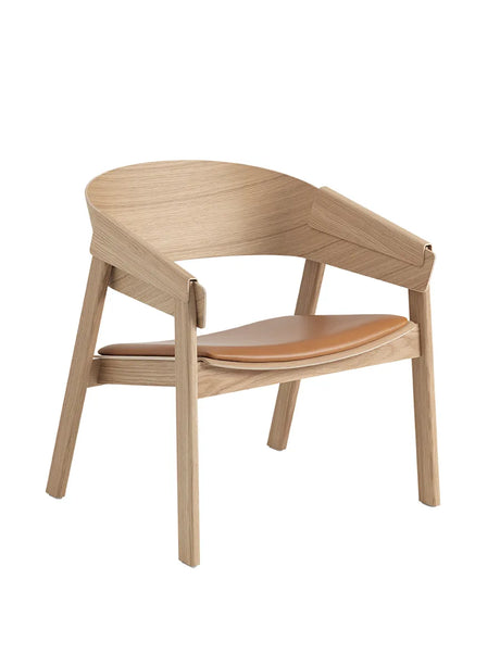 Cover Lounge-fåtölj, ek med konjaksfärgat läder från Muuto - Jacobsen Plus