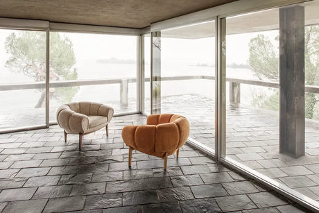 Croissant Lounge Chair, tyg från GUBI - Prisgruppe 1 / Massiv olieret egetræ - Jacobsen Plus