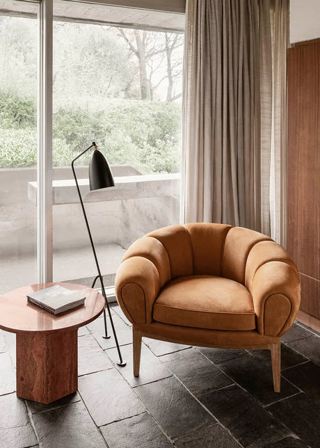 Croissant Lounge Chair, läder från GUBI - Prisgruppe 3 / Massiv olieret egetræ - Jacobsen Plus