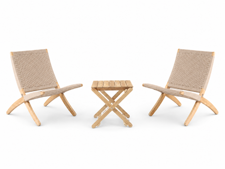 Loungeset för utomhusbruk i teak med 1 BM5868 sidobord och 2 Cuba Outdoor stolar i Sesame från Carl Hansen & Søn - Jacobsen Plus