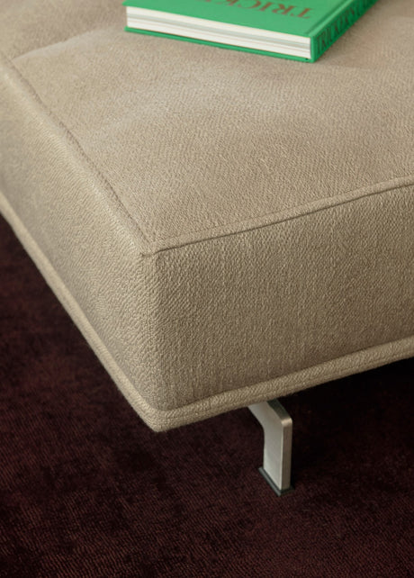 Delphi 450H, 3-sitsig open end och schäslong från Fredericia Furniture - Keiga 0762 / borstat aluminium - Jacobsen Plus
