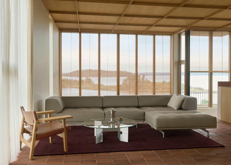 Delphi 450A, 3-personers soffa med pall från Fredericia Furniture - Keiga 0132 / borstad aluminium - Jacobsen Plus