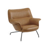 Doze loungestol med låg rygg, Refine-läder i Cognac, Tube base från Muuto