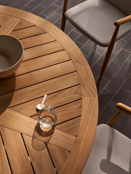E022 Embrace Trädgårdsbord, Ø140 från Carl Hansen & Søn - 2 - Jacobsen Plus