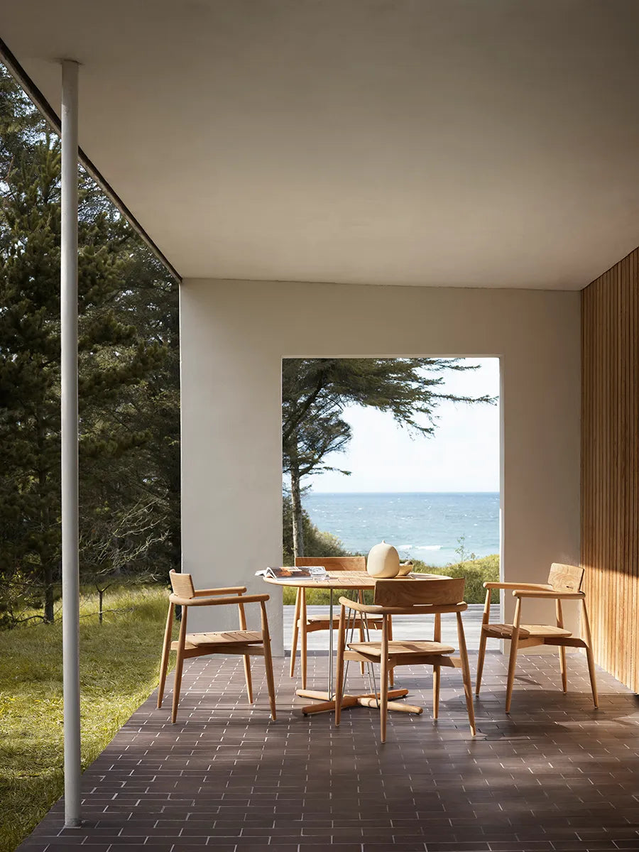E008 Embrace Trädgårdsstol från Carl Hansen & Søn