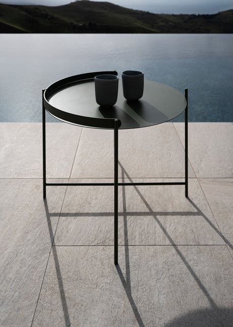 Edge Tray Table, Ø 62 cm från Houe - Muted White - Jacobsen Plus