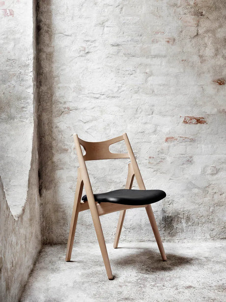 CH29 Sågbocksstolen i ek av Hans J. Wegner - Stofgruppe 1 / Såpbehandlad - Jacobsen Plus