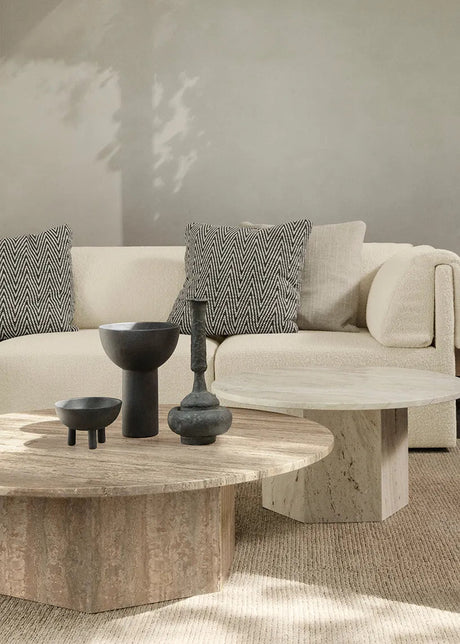 Epic soffbord Ø110 cm, travertin från GUBI - Neutral White - Jacobsen Plus