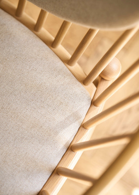 FDB Møbler - J166 Jørna fåtölj av Poul M. Volther - Lackerad eg - Beige (tekstil) - Jacobsen Plus