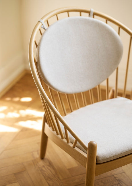 FDB Møbler - J166 Jørna fåtölj av Poul M. Volther - Lackerad eg - Beige (tekstil) - Jacobsen Plus