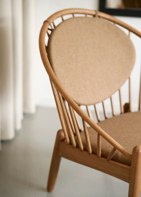 FDB Møbler - J166 Jørna fåtölj av Poul M. Volther - Lackerad eg - Beige (tekstil) - Jacobsen Plus