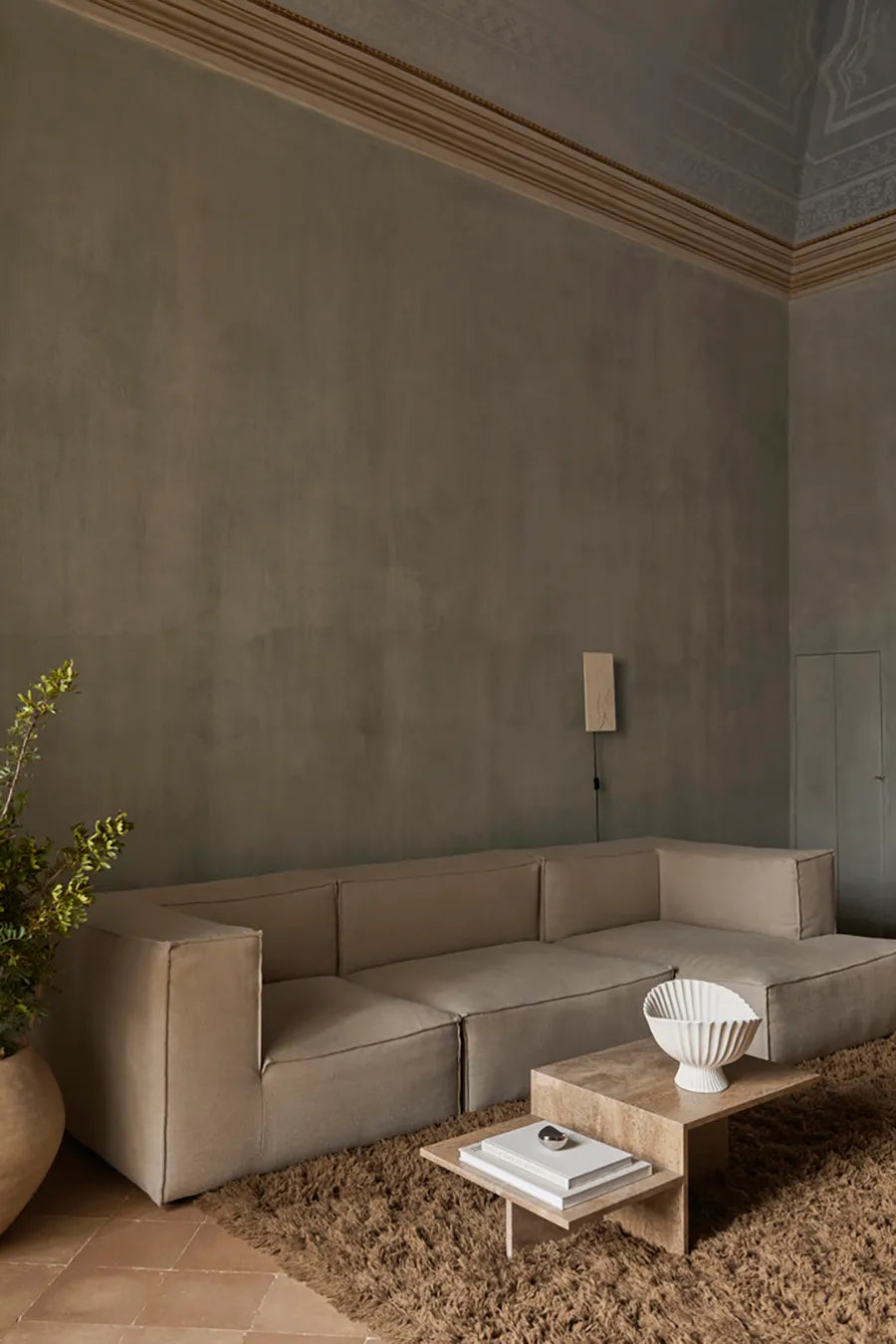 Distinct soffbord, mörkbrun Travertin från Ferm Living - 3 - Jacobsen Plus