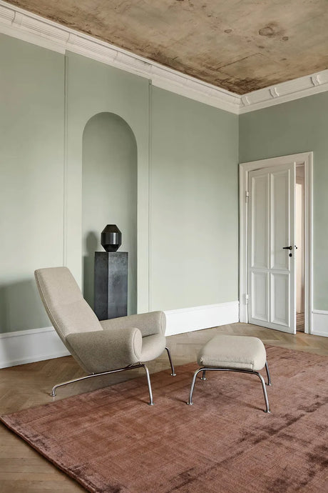 Queen Fåtölj av Hans J. Wegner - Hallingdal 116 tekstil med keder i Max 95 Cognac læder - Jacobsen Plus