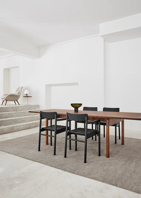 Post Matstol, ek svart lack från Fredericia Furniture - 2 - Jacobsen Plus