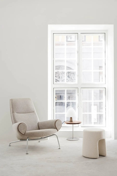 Queen Fåtölj av Hans J. Wegner - Hallingdal 116 tekstil med keder i Max 95 Cognac læder - Jacobsen Plus