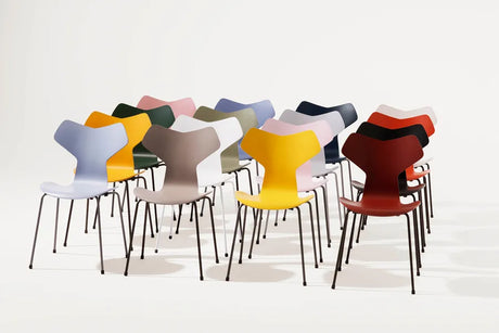 3130 Grand Prix stol i färgad ask av Arne Jacobsen - Pale Rose / Krom - Jacobsen Plus