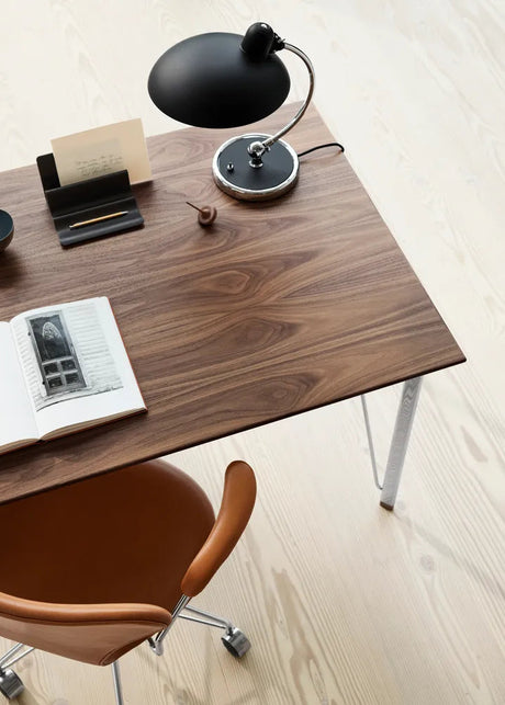 FH3605™ Skrivbord av Arne Jacobsen - Svart ask - svart stel - Jacobsen Plus