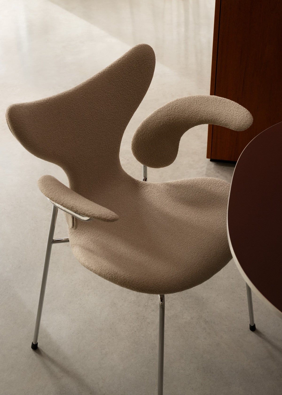 3208 Liljan med armstöd, helklädd av Arne Jacobsen - 2 - Jacobsen Plus