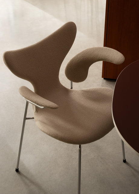 3208 Liljen med armstöd av Arne Jacobsen - Essential læder / Svart - Jacobsen Plus
