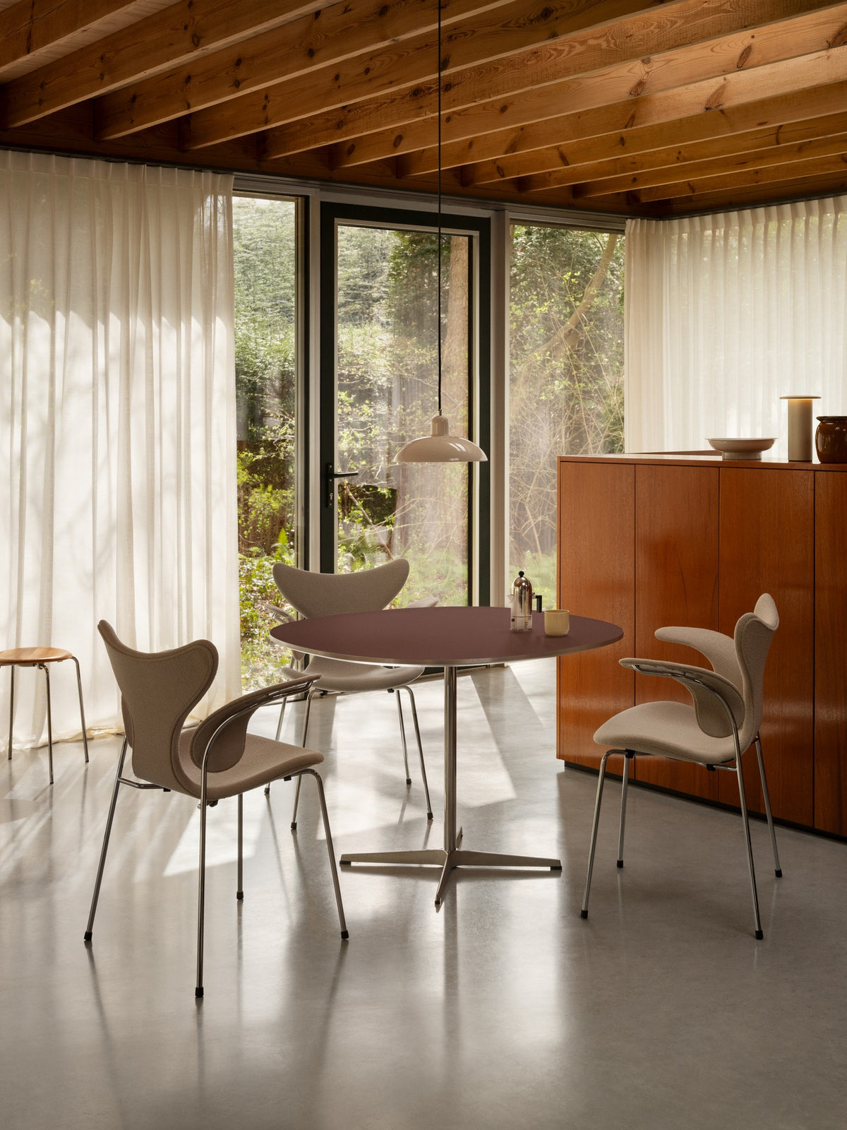 3208 Liljan med armstöd, helklädd av Arne Jacobsen