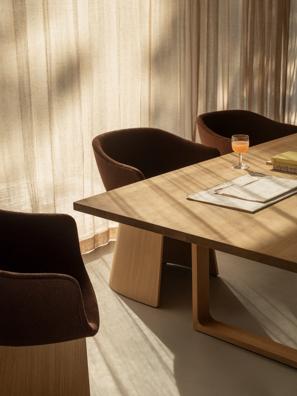 Fritz Hansen - Monolit Matstol med låga armstöd och fanér base