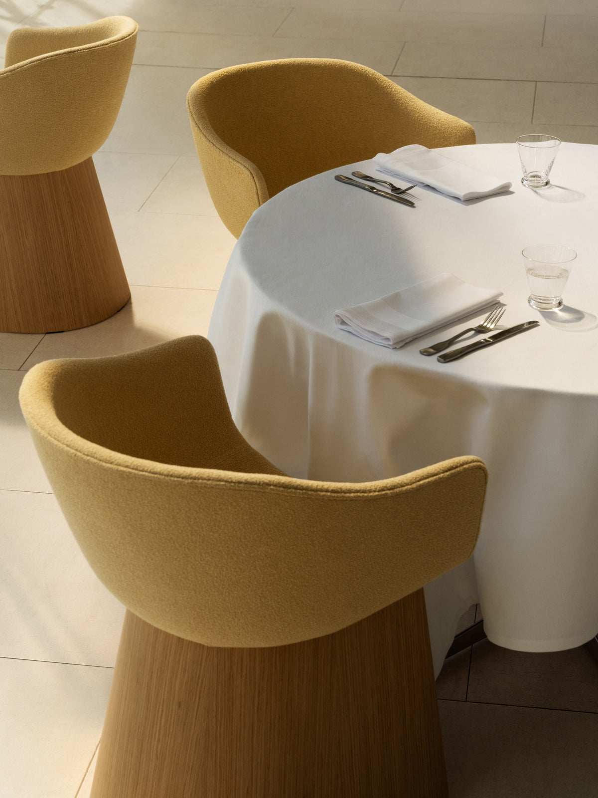 Fritz Hansen - Monolit Matstol med låga armstöd och fanér base - 2 - Jacobsen Plus