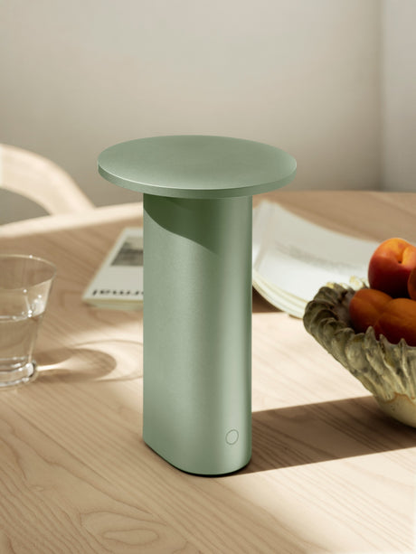Solae Portable lampa av Cecilie Manz - Light Green - Jacobsen Plus