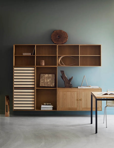 FK63 Bokhylla med ben och brickor från Carl Hansen & Søn - Dybde: 36 cm / Ek olie - Jacobsen Plus