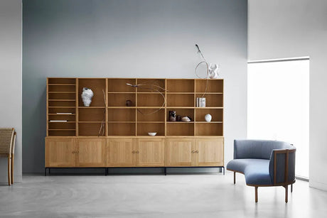 FK63 Bokhylla med hyllor, upprätt från Carl Hansen & Søn - Dybde: 27 cm / Ek olie - Jacobsen Plus