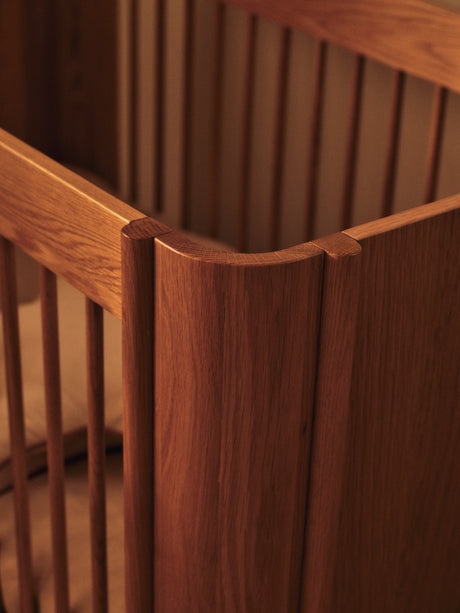 Tilu Baby Cot spjälsäng, oljad ek från Ferm Living - 3 - Jacobsen Plus