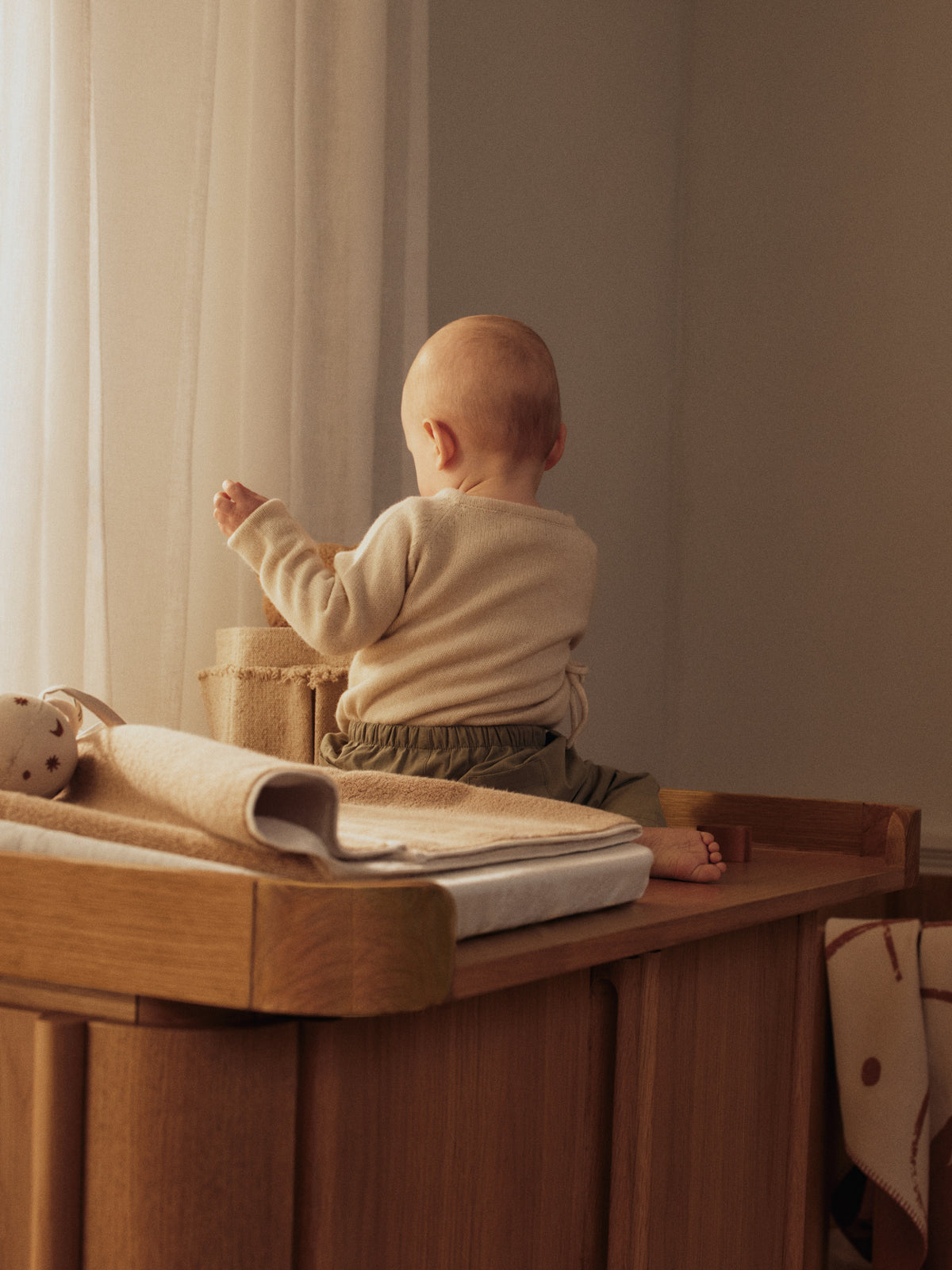 Skötbord till Tilu byrå, lackad ek från Ferm Living - 3 - Jacobsen Plus