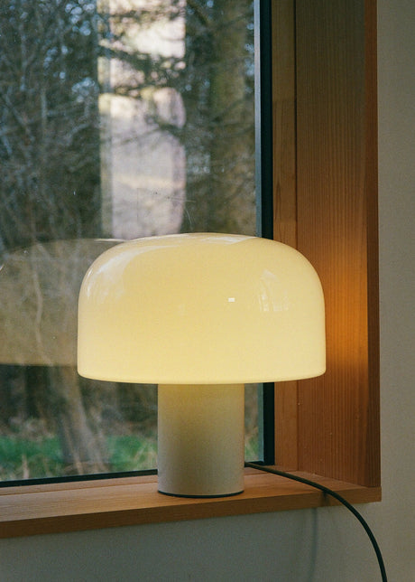 Bellhop Glas Bordslampa från Flos - Bright Aluminium - Jacobsen Plus