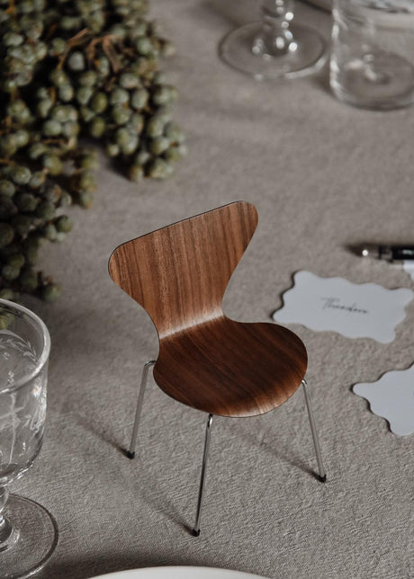 Miniatyr Serie 7 stol av Arne Jacobsen - Svart - Jacobsen Plus
