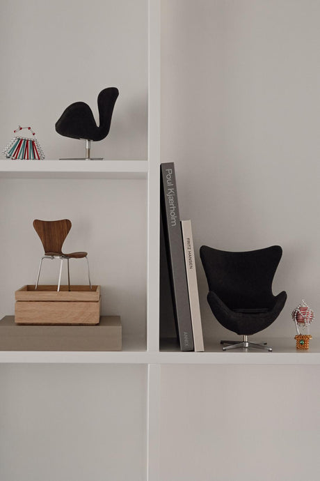 Miniatyr Serie 7 stol av Arne Jacobsen - Svart - Jacobsen Plus