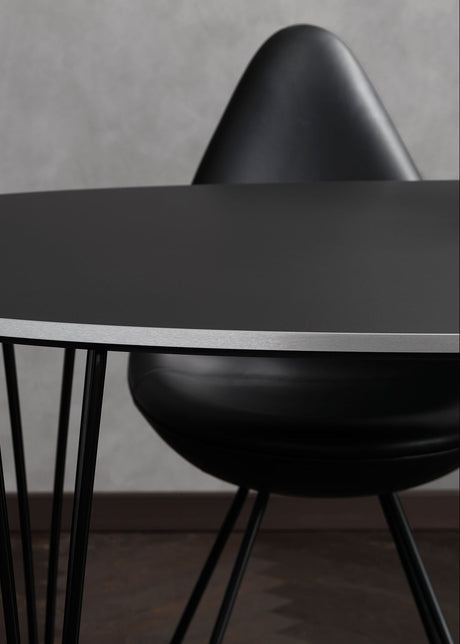 Dråben Black Edition av Arne Jacobsen - Essential læder - Black / Svart stel - Jacobsen Plus