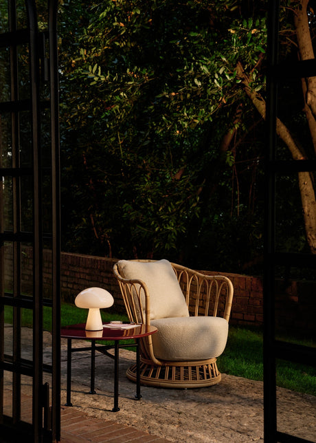 Grace Outdoor Lounge Chair från GUBI - Alabaster White - Jacobsen Plus