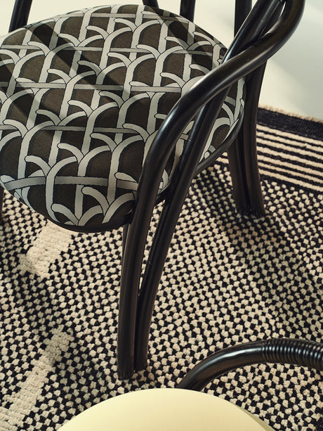 Bistra matstol med armstöd från GUBI - Natural Lacquered Rotting / Reales Pattern 002 - Jacobsen Plus