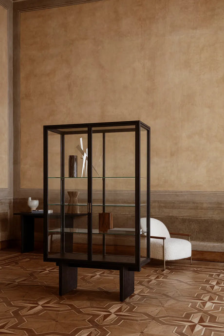 Private Vitrinskåp från GUBI - Brown-Black Staind Oak - Jacobsen Plus