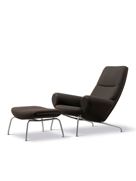 Queen Chair inkl. pall i Vidar 386 med passpoal i Max 96-läder av Hans J. Wegner - Jacobsen Plus
