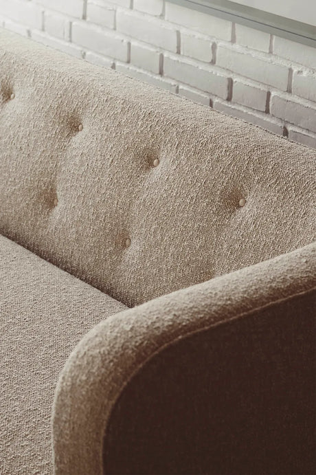 Vilhelm Soffa från Audo Copenhagen - Tyg / Signatur - Sahco Zero Boucle 001 / Ek - Jacobsen Plus