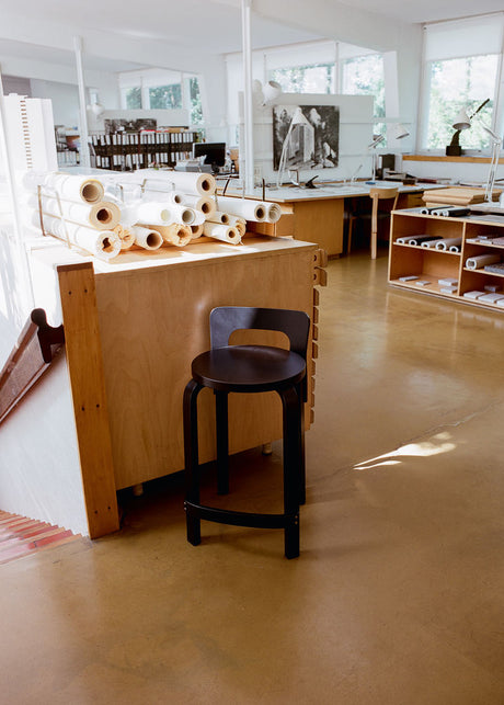Hög barnstol K65 från Artek - Vit laminat - Jacobsen Plus