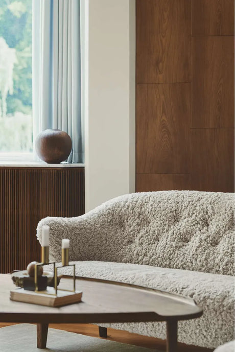 Ingeborg Soffa från Audo Copenhagen - Fåreskind / Off white / Ek - Jacobsen Plus